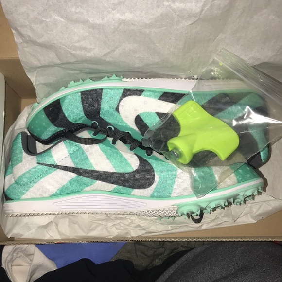 nike shoes that track steps